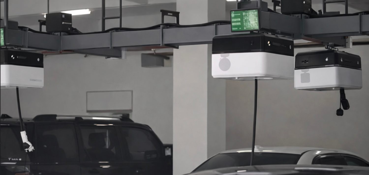 Những robot này biết chạy trên đường ray gắn trần và tự cắm sạc xe điện Hình ảnh hệ thống robot sạc xe điện chạy trên đường ray gắn trần ở Trung Quốc