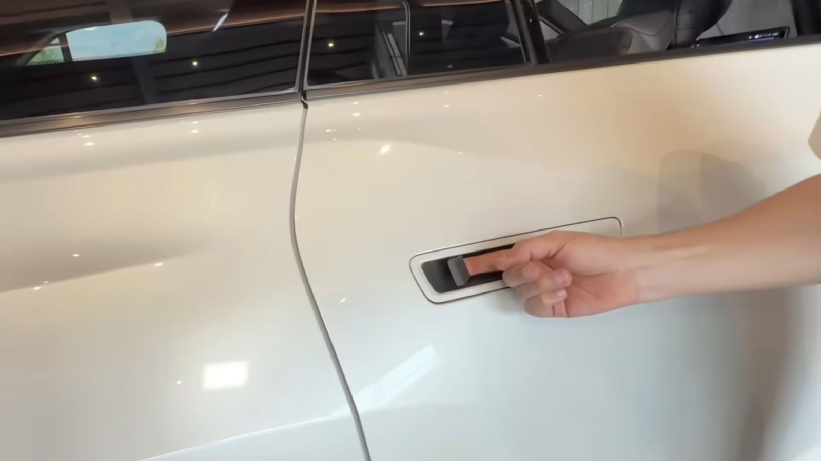 Tay nắm cửa điện tử Highlander EV có lẫy ẩn Tay nắm cửa điện tử Highlander EV có lẫy ẩn