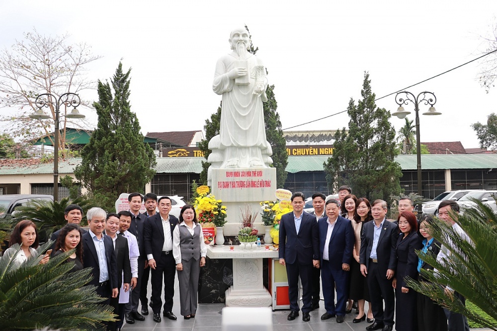 Đoàn công tác chụp ảnh lưu niệm Đài tưởng niệm Doanh nhân văn hoá thế giới Đại danh y Hãi Thượng Lãn Ông Lê Hữu Trác