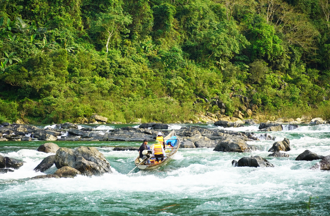 Hành trình vượt núi rừng đi bầu cử sớm của cử tri Bru Vân Kiều ở Quảng Trị