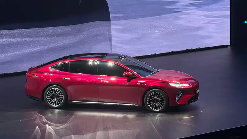 BYD Seal 08 được vén màn, trang bị pin Blade 2.0 sạc siêu nhanh và tầm hoạt động 1.000 km Hình ảnh mẫu sedan điện đầu bảng BYD Seal 08 trong sự kiện ra mắt