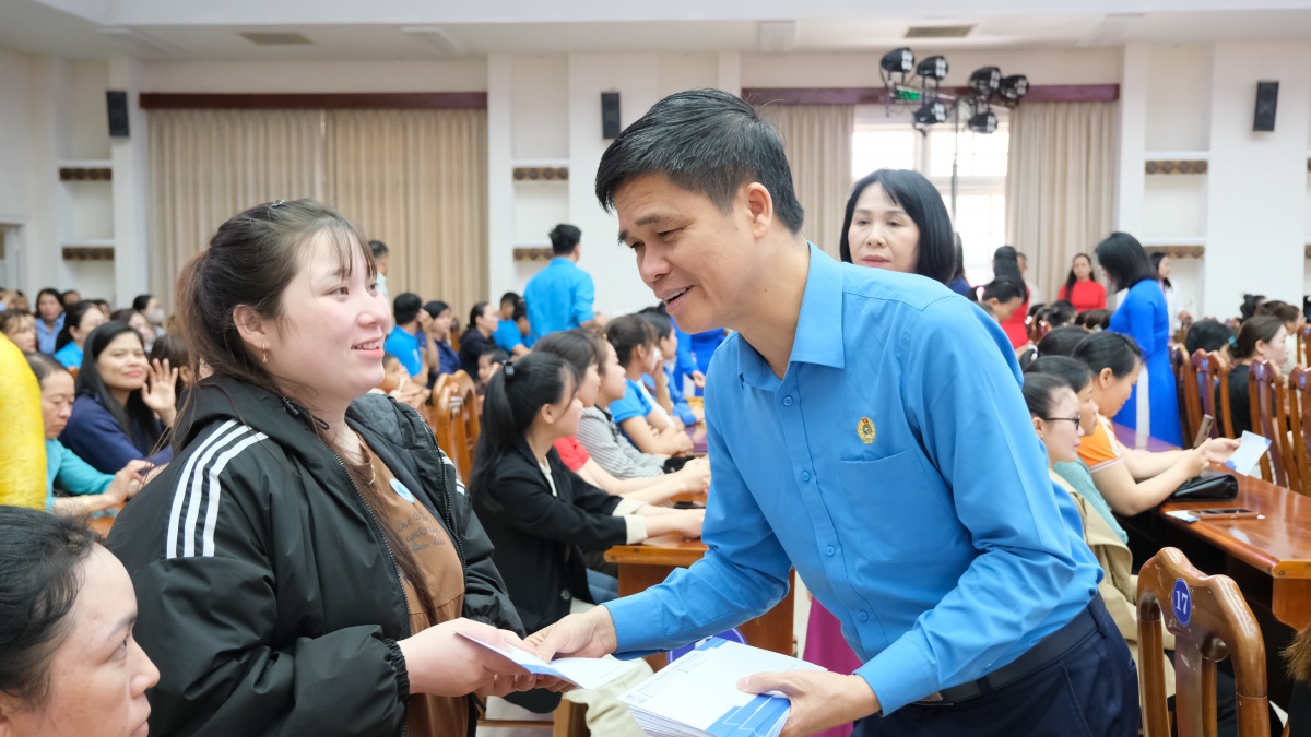 Công đoàn Đà Nẵng chăm lo nữ công nhân bằng những việc làm thiết thực Công đoàn Đà Nẵng chăm lo nữ công nhân bằng những việc làm thiết thực