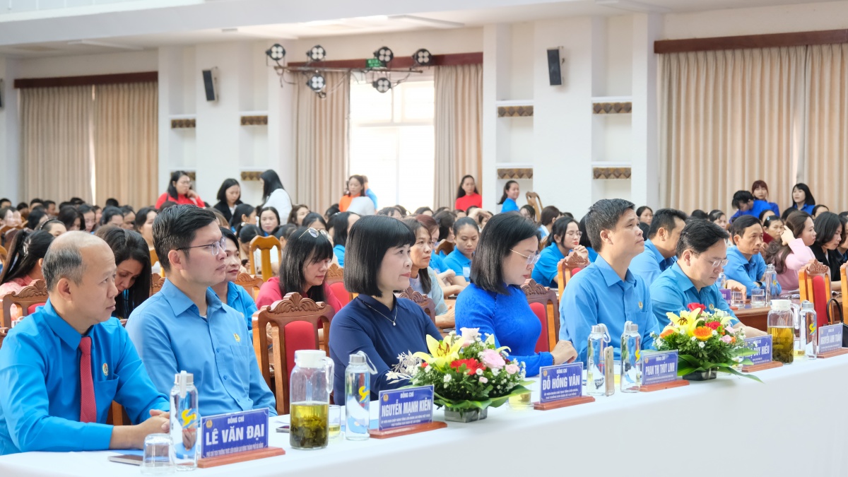 Công đoàn Đà Nẵng chăm lo nữ công nhân bằng những việc làm thiết thực Công đoàn Đà Nẵng chăm lo nữ công nhân bằng những việc làm thiết thực