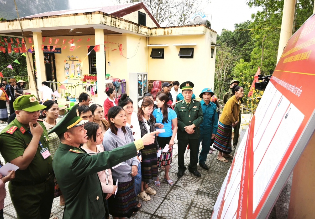 Hành trình vượt núi rừng đi bầu cử sớm của cử tri Bru Vân Kiều ở Quảng Trị