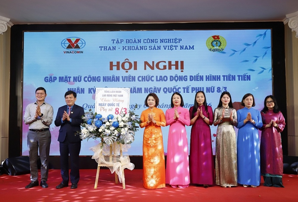 Lãnh đạo Tổng Liên đoàn Việt Nam tặng hoa chúc mừng hội nghị. Ảnh: ĐVCC