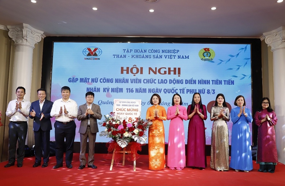 Lãnh đạo Tập đoàn tặng hoa chúc mừng hội nghị. Ảnh: ĐVCC