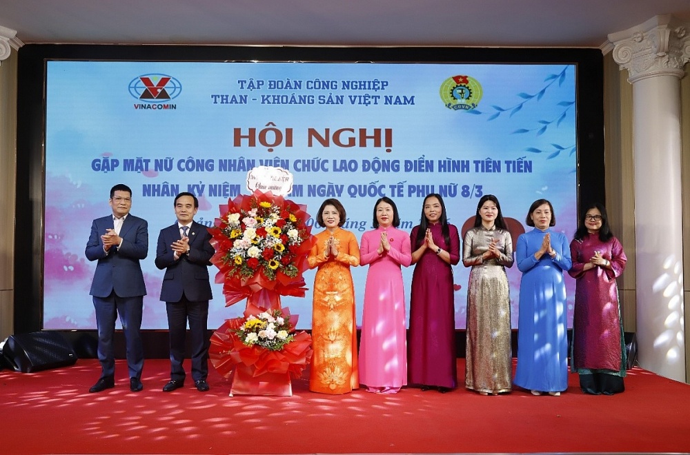 Lãnh đạo Công đoàn TKV tặng hoa chúc mừng hội nghị. Ảnh: ĐVCC