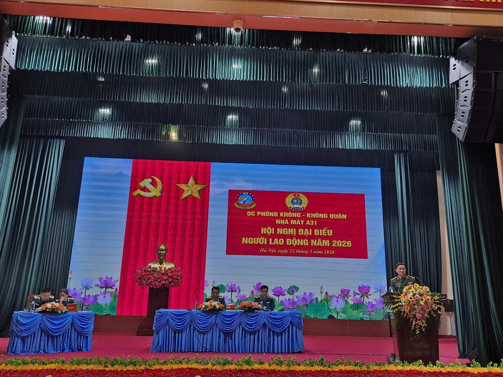 Đại tá Nguyễn Văn Đề, Trưởng Ban Công đoàn Quốc phòng, Ủy viên Đoàn Chủ tịch Tổng Liên đoàn Lao động Việt Nam phát biểu tại Hội nghị đại biểu người lao động năm 2026 tại Nhà máy A31. Ảnh: ĐVCC