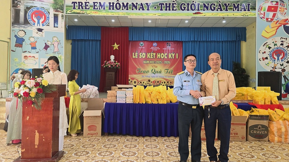 Thượng tá QNCN Tạ Quốc Cường - Chủ tịch Công đoàn cơ sở Nhà máy A32 chương trình “Bếp ăn từ thiện” tại Làng Hy Vọng, thành phố Đà Nẵng. Ảnh: ĐVCC