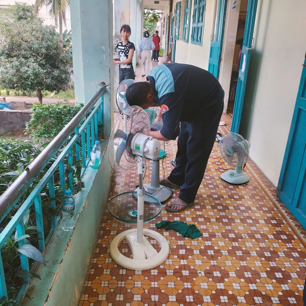 Ngay sau khi đặt chân đến đơn vị kết nghĩa, các tổ công tác đã nhanh chóng tỏa ra các khu vực để dọn dẹp vệ sinh, sơn sửa lại phòng học và khắc phục hư hỏng hệ thống điện, nước, quạt mát… Ảnh: ĐVCC