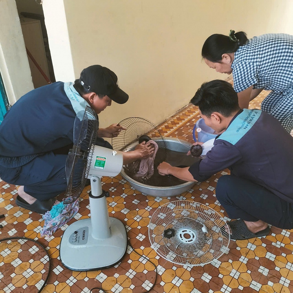 Ngay sau khi đặt chân đến đơn vị kết nghĩa, các tổ công tác đã nhanh chóng tỏa ra các khu vực để dọn dẹp vệ sinh, sơn sửa lại phòng học và khắc phục hư hỏng hệ thống điện, nước, quạt mát… Ảnh: ĐVCC