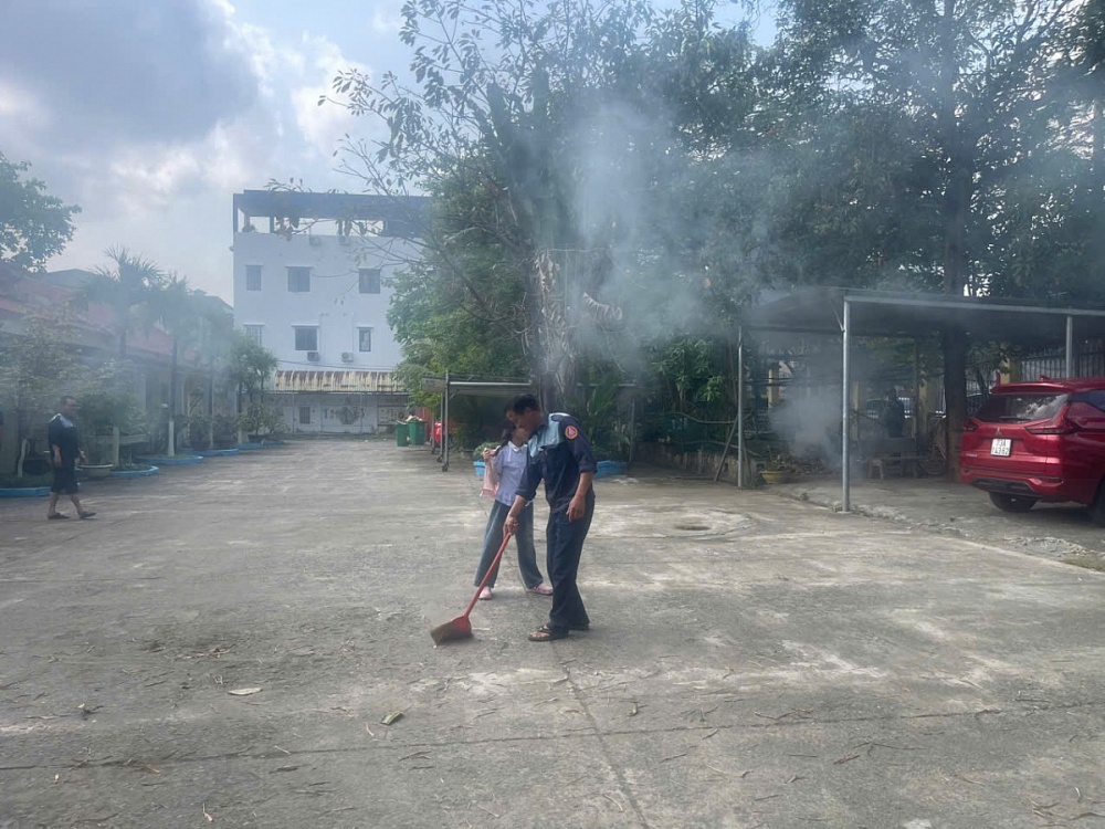 Ngay sau khi đặt chân đến đơn vị kết nghĩa, các tổ công tác đã nhanh chóng tỏa ra các khu vực để dọn dẹp vệ sinh, sơn sửa lại phòng học và khắc phục hư hỏng hệ thống điện, nước, quạt mát… Ảnh: ĐVCC