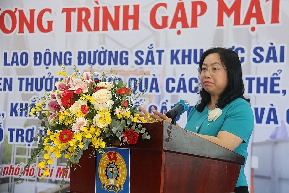 Bà Thái Thu Xương, Phó Chủ tịch Thường trực Tổng Liên đoàn Lao động Việt Nam phát biểu chỉ đạo hội nghị. Ảnh: Mai Huyên