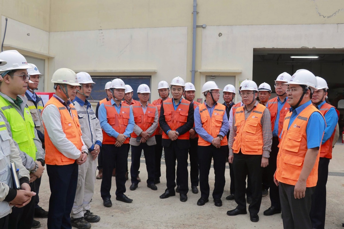 Chủ tịch Tổng LĐLĐ Việt Nam thăm, động viên người lao động tại Trung tâm Điện lực Quảng Trạch