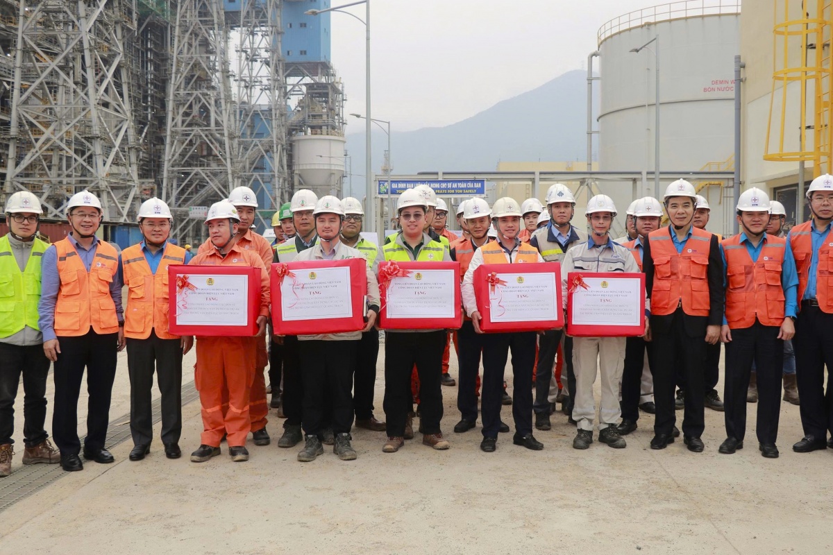 Chủ tịch Tổng LĐLĐ Việt Nam thăm, động viên người lao động tại Trung tâm Điện lực Quảng Trạch