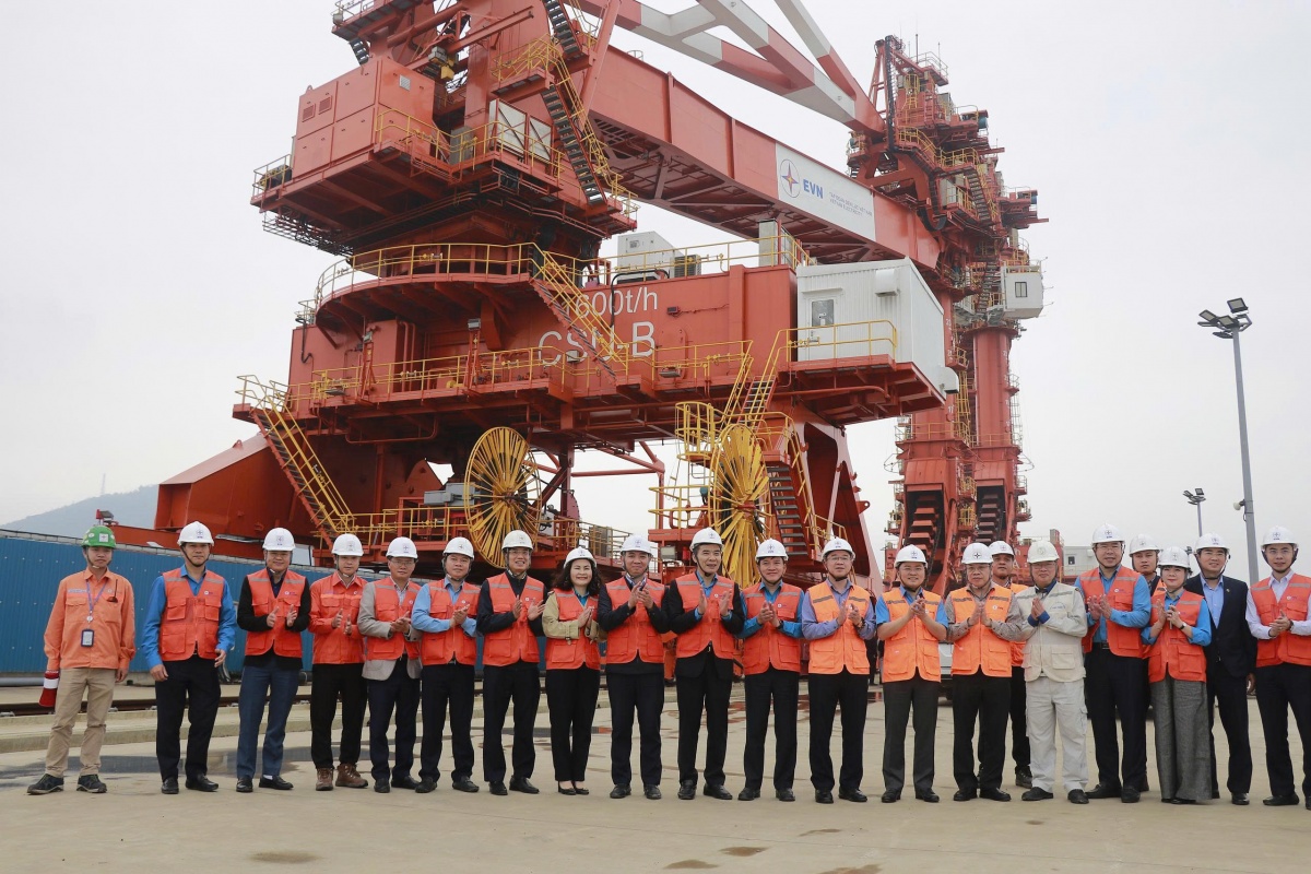 Chủ tịch Tổng LĐLĐ Việt Nam thăm, động viên người lao động tại Trung tâm Điện lực Quảng Trạch