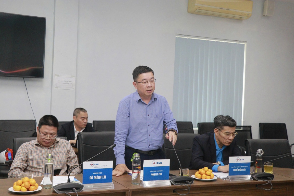 Chủ tịch Tổng LĐLĐ Việt Nam thăm, động viên người lao động tại Trung tâm Điện lực Quảng Trạch