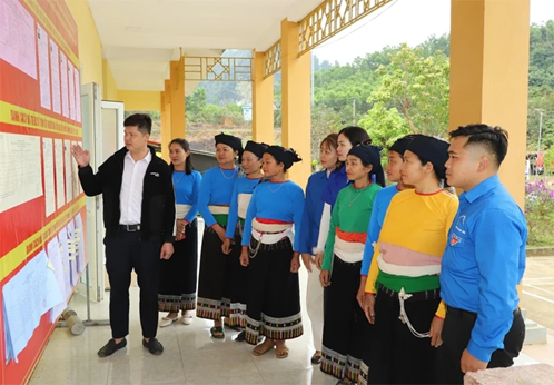 Người dân xã biên giới Bát Mọt tích cực tìm hiểu thông tin những người ứng cử ĐBQH khóa XVI và đại biểu HĐND các cấp nhiệm kỳ 2026-2031