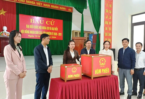 Phó Chủ tịch Ủy ban MTTQ Việt Nam tỉnh Lương Thị Hạnh kiểm tra công tác chuẩn bị cho bầu cử tại xã Mậu Lâm.