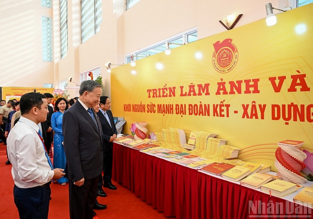 Tổng Bí thư Tô Lâm và các đồng chí lãnh đạo Đảng, Nhà nước và các đại biểu tham quan Triển lãm tại Đại hội Đảng bộ Mặt trận Tổ quốc, các đoàn thể Trung ương lần thứ I. Tổng Bí thư Tô Lâm và các đồng chí lãnh đạo Đảng, Nhà nước và các đại biểu tham quan Triển lãm tại Đại hội Đảng bộ Mặt trận Tổ quốc, các đoàn thể Trung ương lần thứ I.