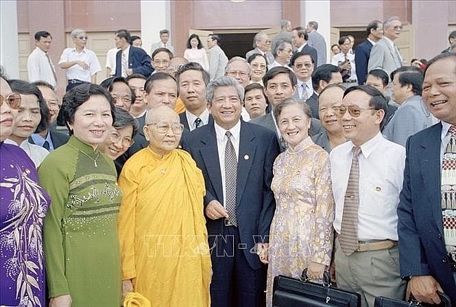 Chủ tịch Ủy ban Trung ương Mặt trận Tổ quốc Việt Nam Phạm Thế Duyệt với các đại biểu dự Đại hội đại biểu toàn quốc Mặt trận Tổ quốc Việt Nam lần thứ V, ngày 27-8-1999, tại Hà Nội. Ảnh: Xuân Tuân/TTXVN Chủ tịch Ủy ban Trung ương Mặt trận Tổ quốc Việt Nam Phạm Thế Duyệt với các đại biểu dự Đại hội đại biểu toàn quốc Mặt trận Tổ quốc Việt Nam lần thứ V, ngày 27-8-1999, tại Hà Nội. Ảnh: Xuân Tuân/TTXVN