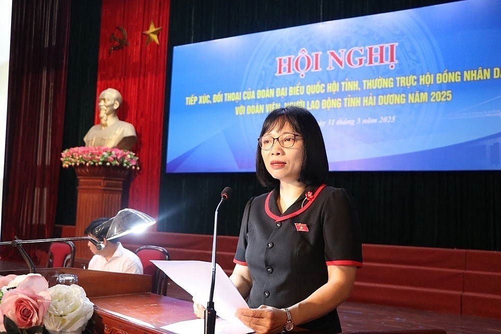 Bà Nguyễn Thị Việt Nga phát biểu trong hội nghị tiếp xúc, đối thoại giữa đoàn đại biểu Quốc hội và Thường trực Hội đồng nhân dân tỉnh với công nhân, người lao động năm 2025. (Ảnh: Mạnh Minh/TTXVN)