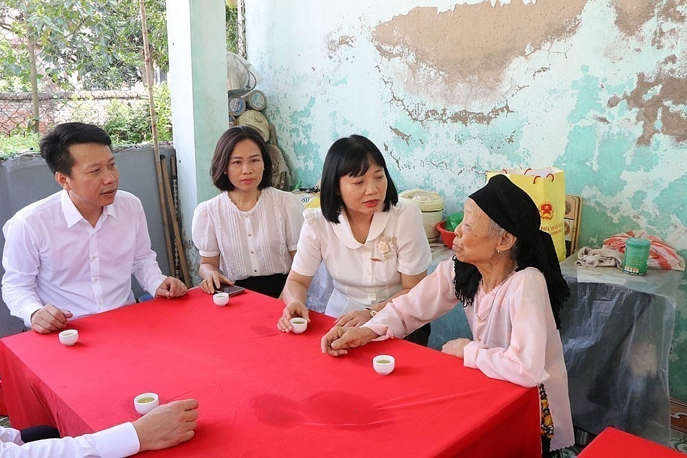 Bà Nguyễn Thị Việt Nga tới thăm, tặng quà thương binh, thân nhân gia đình liệt sỹ, người có công trên địa bàn thành phố Hải Phòng. (Ảnh: TTXVN)