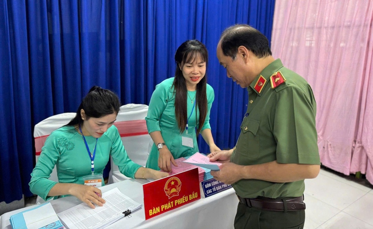 Thiếu tướng Nguyễn Hữu Hợp, Giám đốc Công an TP Đà Nẵng tại điểm bầu cử. Thiếu tướng Nguyễn Hữu Hợp, Giám đốc Công an TP Đà Nẵng tại điểm bầu cử.