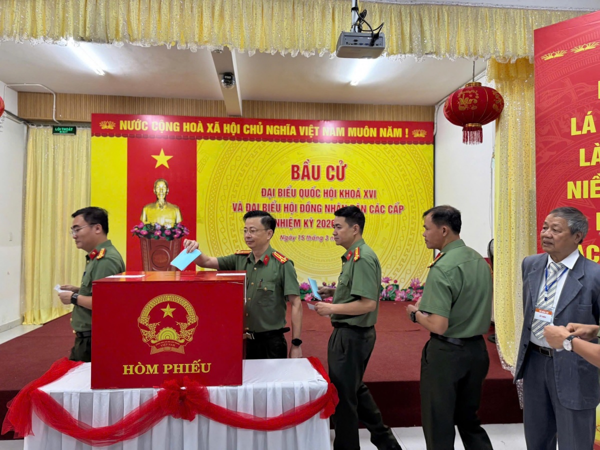 Chiến sĩ Công an TP Đà Nẵng bỏ phiếu cử tri tại điểm bầu cử Trường Mầm non Trúc Đào. Chiến sĩ Công an TP Đà Nẵng bỏ phiếu cử tri tại điểm bầu cử Trường Mầm non Trúc Đào.