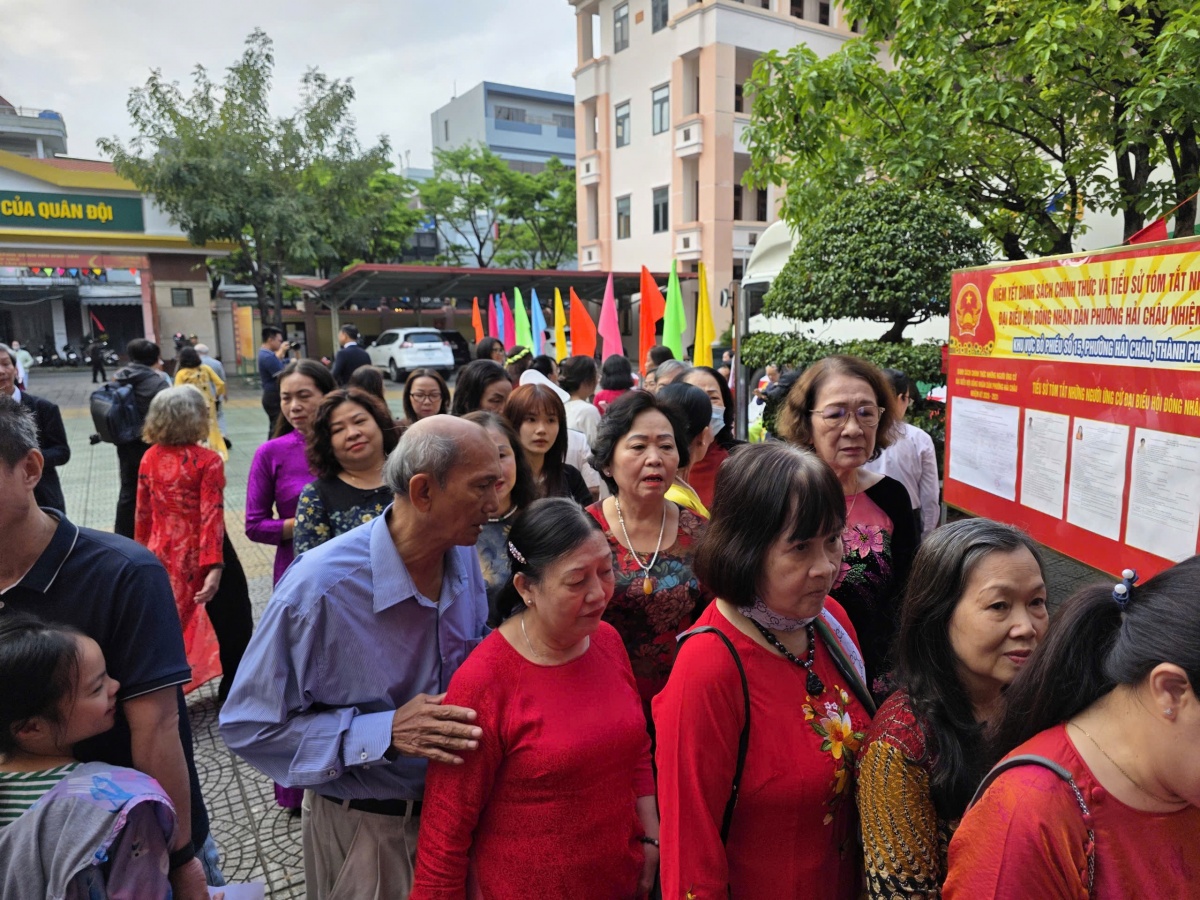 Tại khu vực bỏ phiếu số 15, phường Hải Châu, nhiều cử tri đến từ rất sớm. Tại khu vực bỏ phiếu số 15, phường Hải Châu, nhiều cử tri đến từ rất sớm.