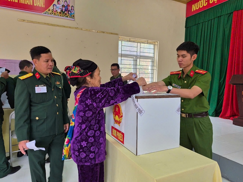 Nhiều cử tri dù tuổi đã cao, đường sá xa xôi vẫn cố gắng đến để tự tay bỏ lá phiếu của mình