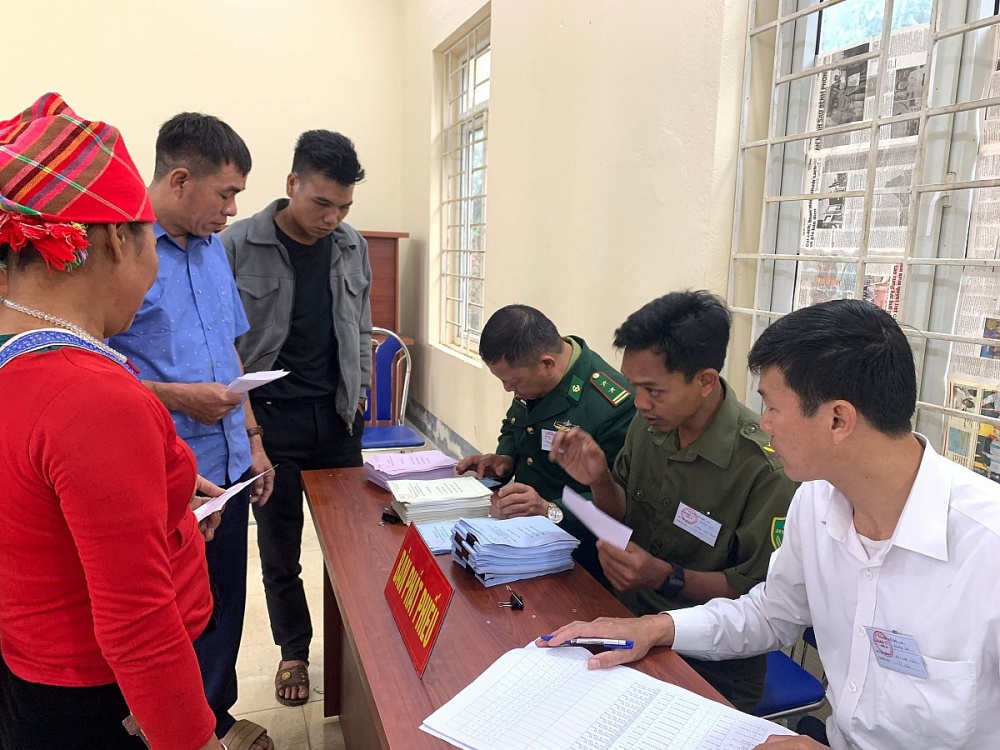 Cử tri thôn Đoàn Kết nhận những lá phiếu đầu tiên