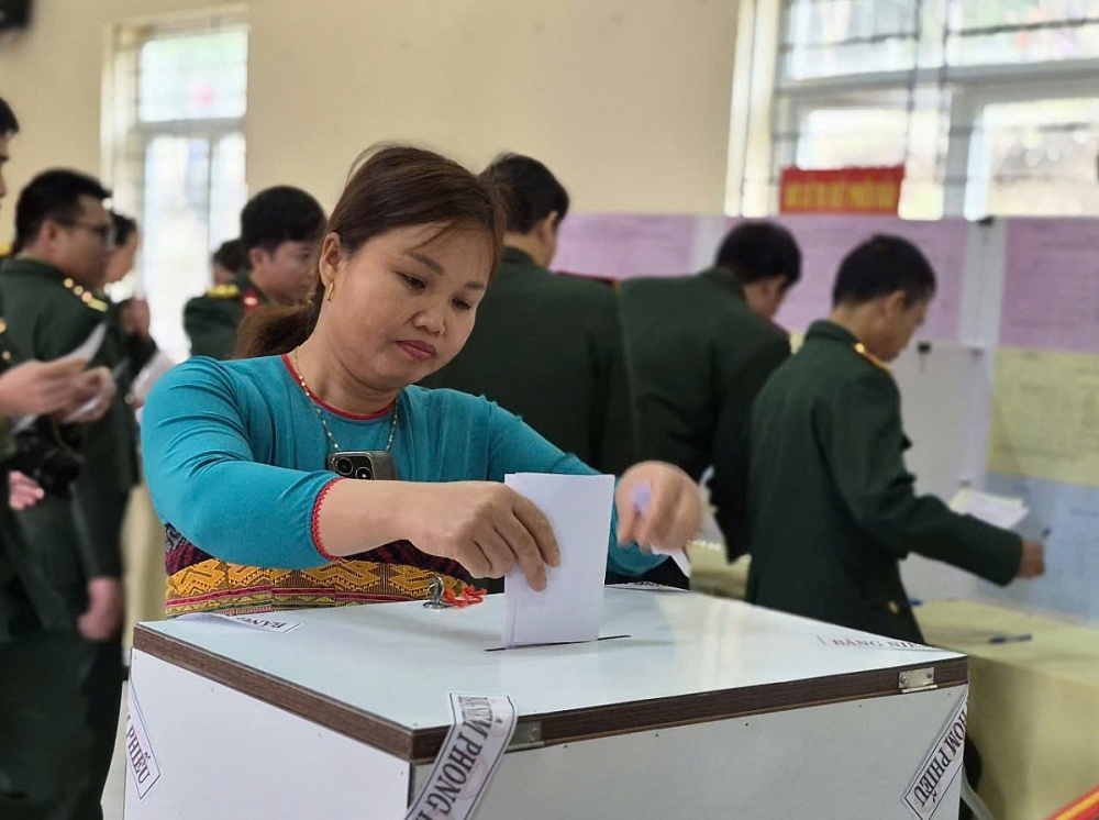 Những lá phiếu đầu tiên của cử tri thôn 2, xã Mường Lát