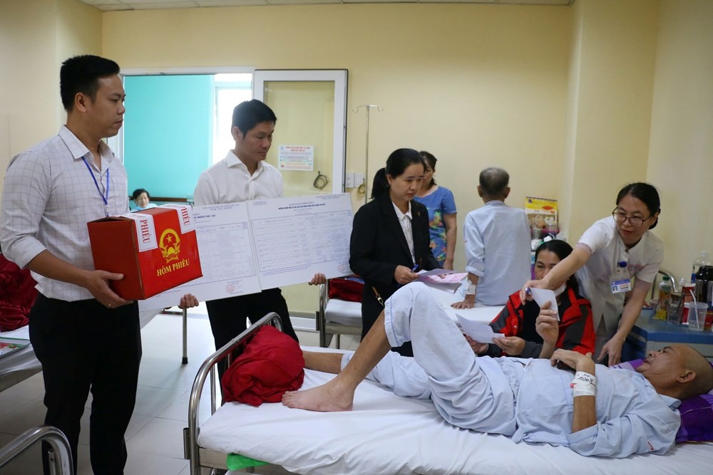 Mang hòm phiếu đến tận giường bệnh Mang hòm phiếu đến tận giường bệnh