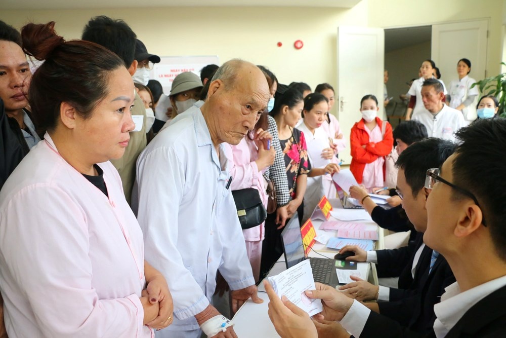 Mang hòm phiếu đến tận giường bệnh Mang hòm phiếu đến tận giường bệnh