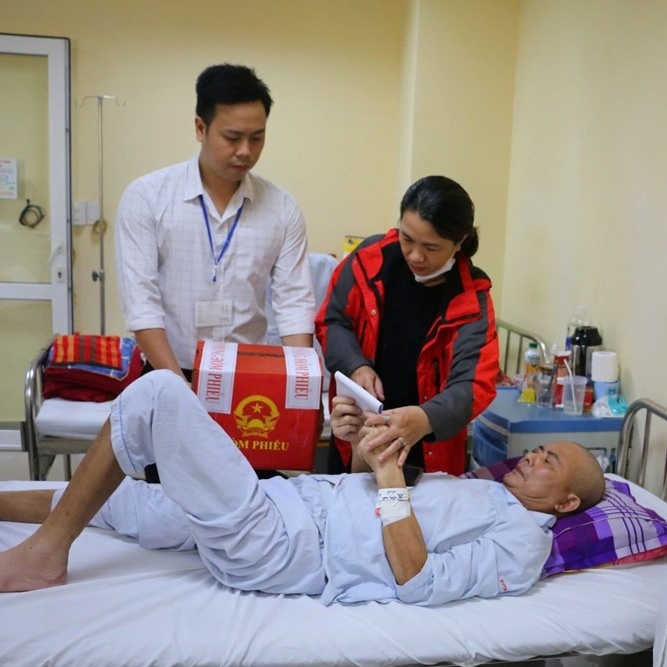 Mang hòm phiếu đến tận giường bệnh