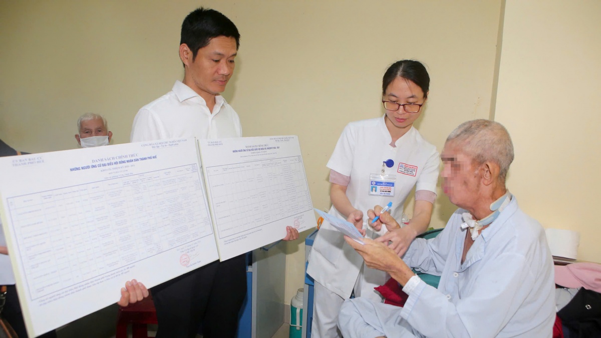 Mang hòm phiếu đến tận giường bệnh Mang hòm phiếu đến tận giường bệnh