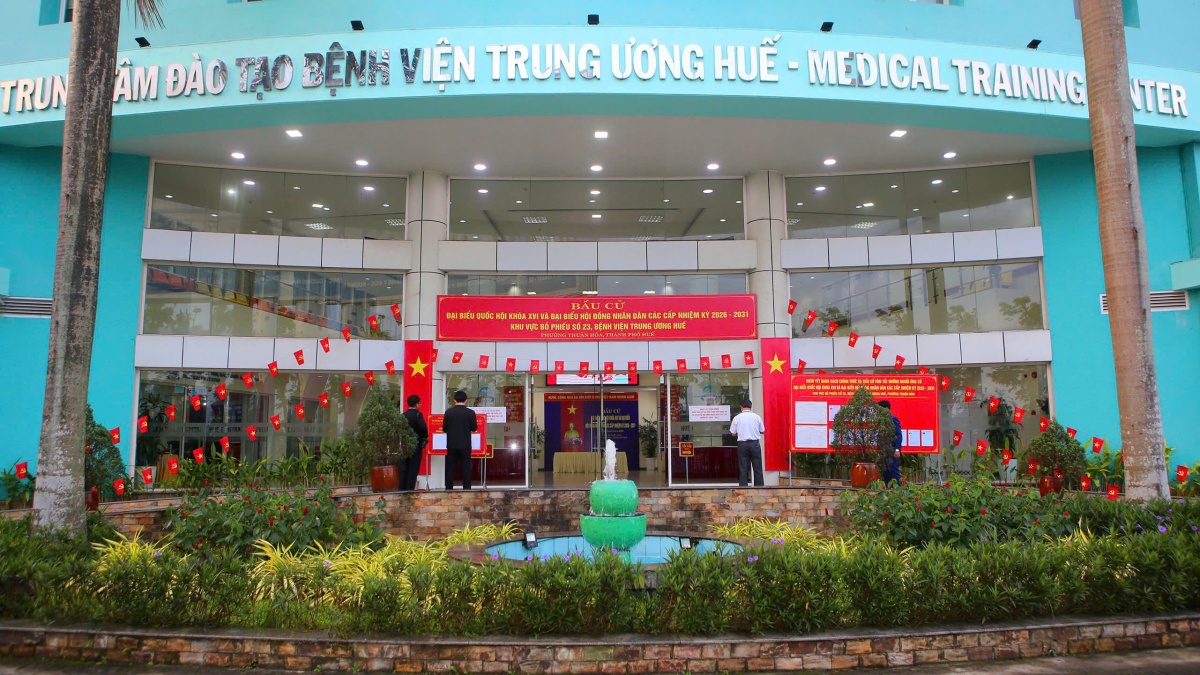 Mang hòm phiếu đến tận giường bệnh Mang hòm phiếu đến tận giường bệnh