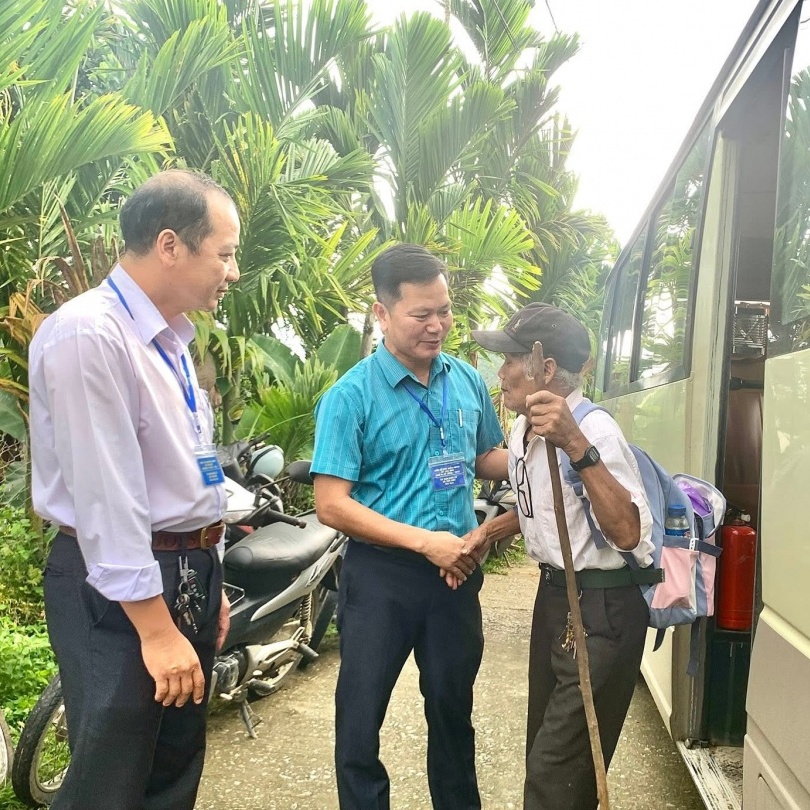 Xe buýt vượt núi đưa cử tri đến điểm bầu cử