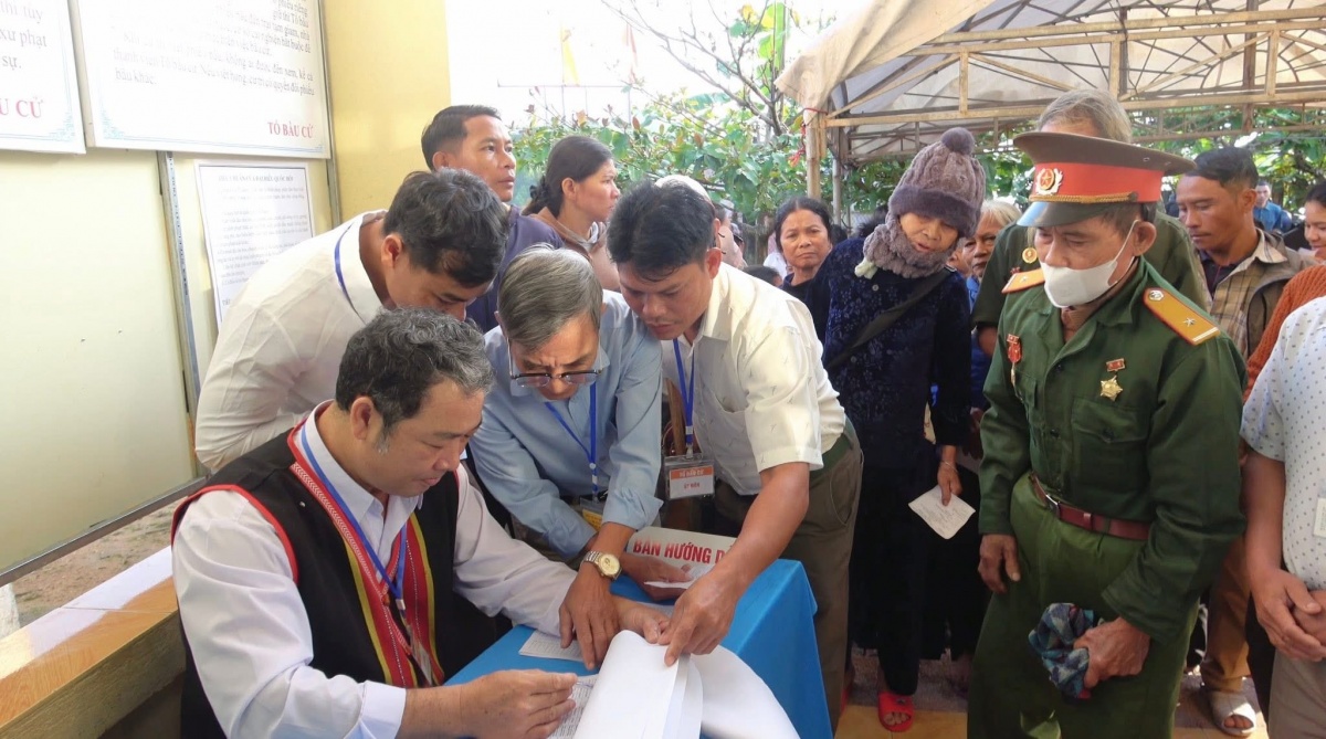 Xe buýt vượt núi đưa cử tri đến điểm bầu cử