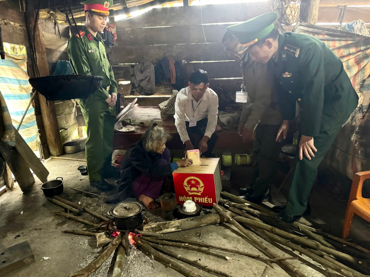 Từ miền núi đến vùng biển Quảng Trị: Gần 1,2 triệu cử tri gửi gắm niềm tin qua từng lá phiếu