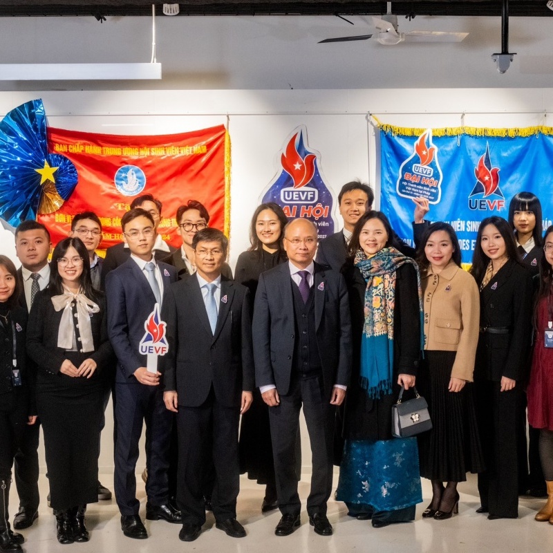 giu vung niem tin giua kinh do anh sang ky 1 hat nhan chinh tri tai paris