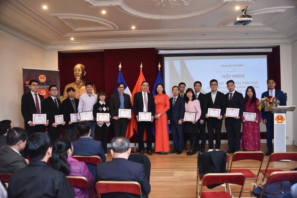 Giữ vững niềm tin giữa “kinh đô ánh sáng” - Kỳ 2: “Lá chắn thép” từ sức mạnh mềm của kiều bào