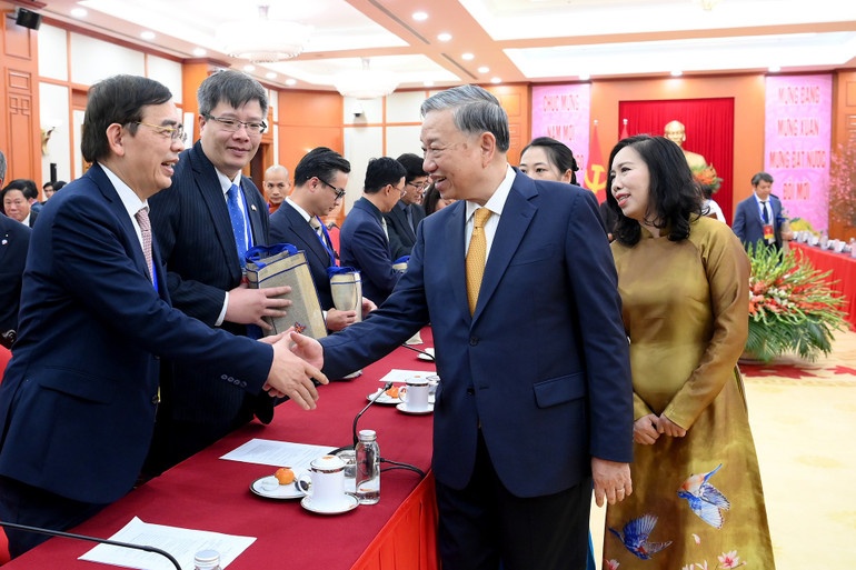 Giữ vững niềm tin giữa “kinh đô ánh sáng” - Kỳ 3: Khát vọng vươn mình từ sức mạnh đại đoàn kết