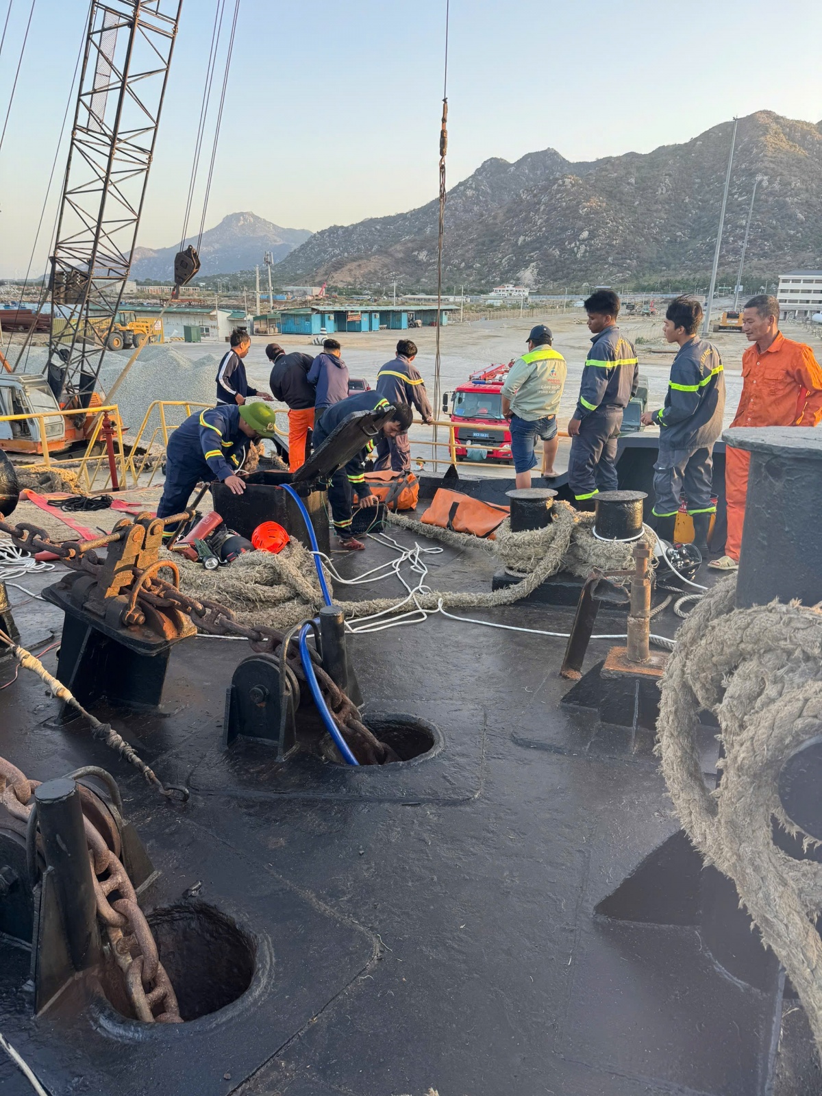 Hiện trường vụ tai nạn, lực lượng chức năng cứu hộ. Ảnh: ĐV