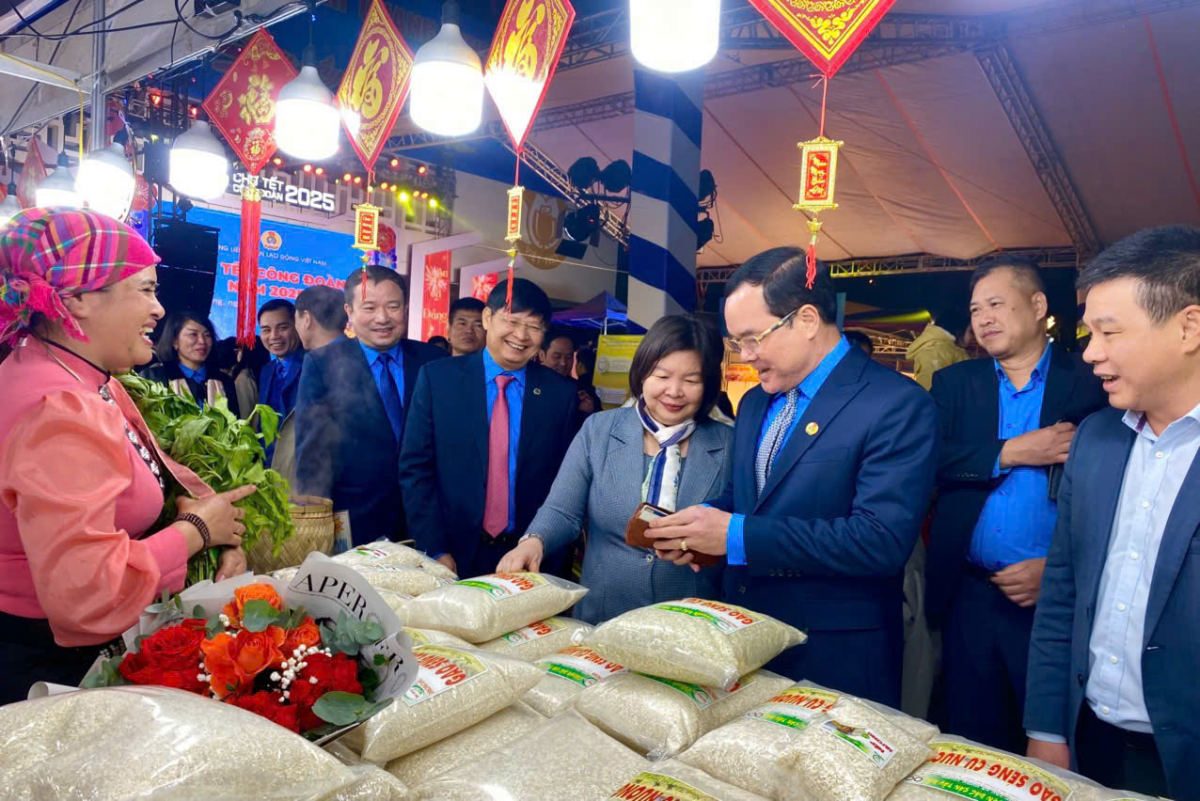 Nguyên Chủ tịch Tổng LĐLĐ Việt Nam Nguyễn Đình Khang tham quan chợ Tết Công đoàn Hải Phòng năm 2025.