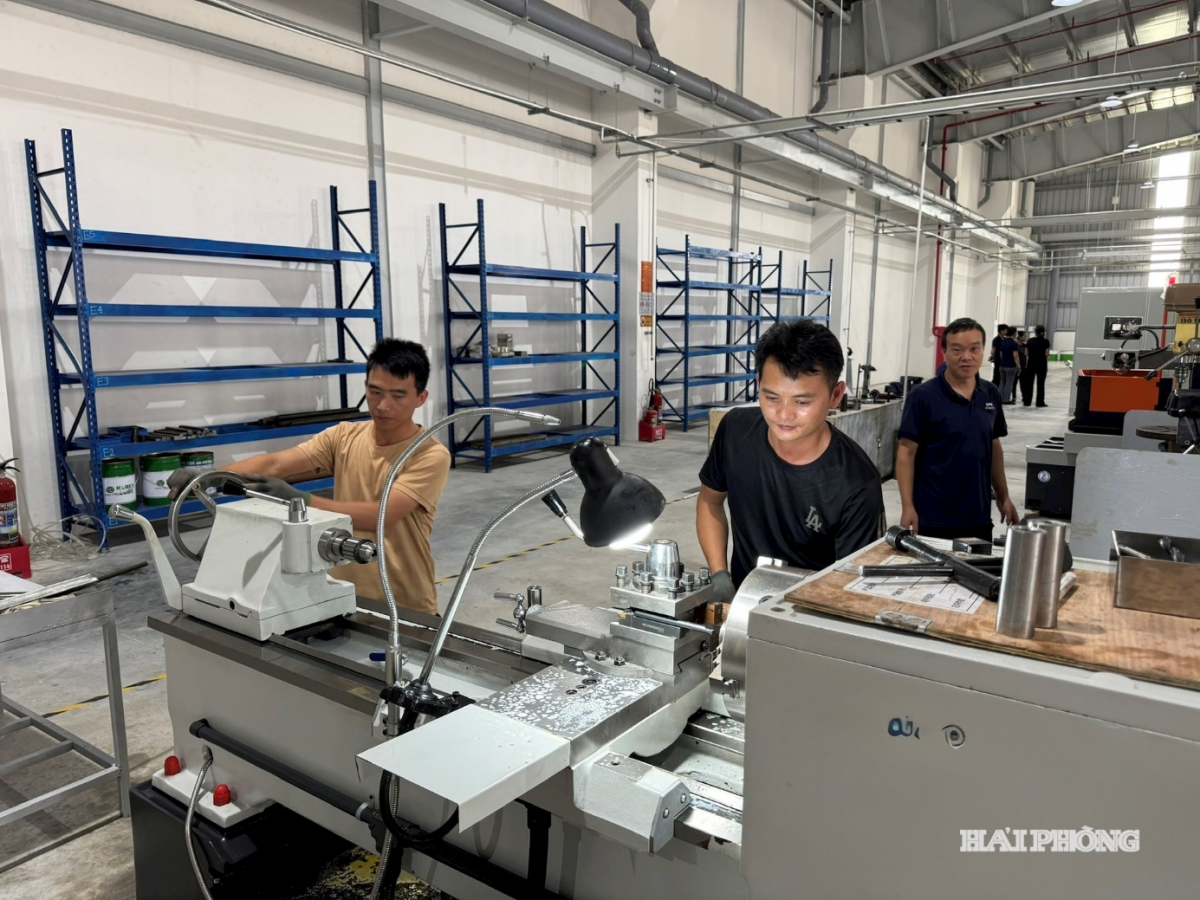 Người lao động Công ty TNHH GPN Automotive (Khu công nghiệp Nam Đình Vũ) trong ca sản xuất.