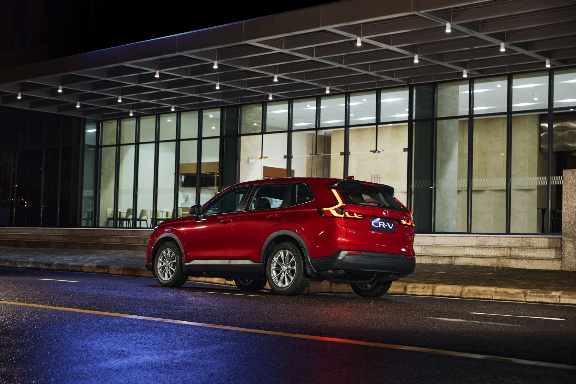 Honda ra mắt CR-V bản xăng 2026 nâng cấp, giá từ 1,039 tỷ đồng