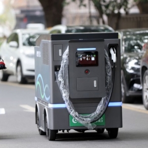 Robot sạc di động kiểu này có thể giúp tài xế giảm nỗi lo "tìm trạm sạc xe điện"