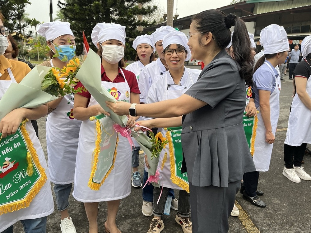 Đc Ngô Thị Thu Hằng tặng hoa cho các đv tham gia cuộc thi nấu ăn giỏi nhân kỷ niệm ngày 20/10. Ảnh: ĐVCC